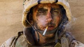Jak dlouho ještě? Americký voják v Iráku znaven bojem.